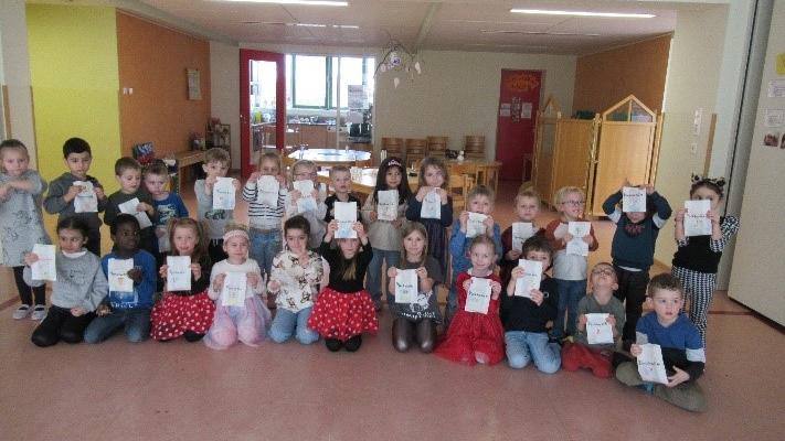 Die Kinder zeigen stolz ihr Forscherdiplom