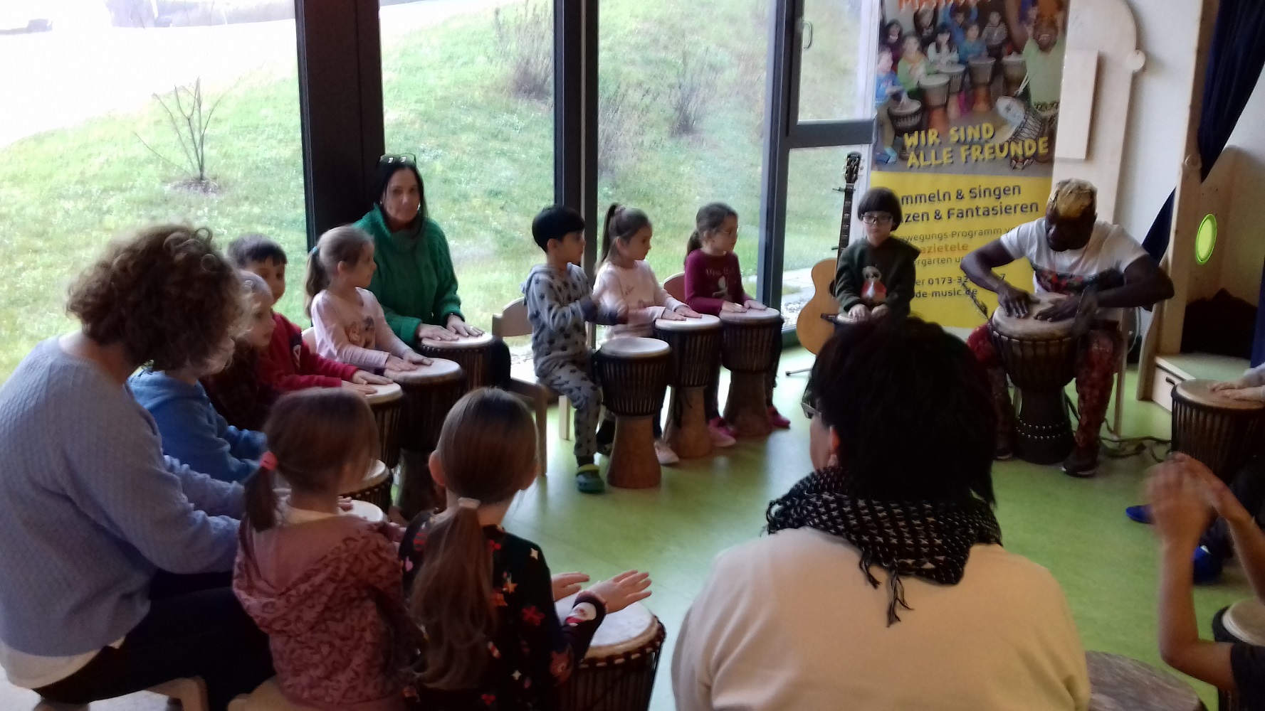 Die Kinder sangen dem Besuch ihr Kinderrechte-Lied vor