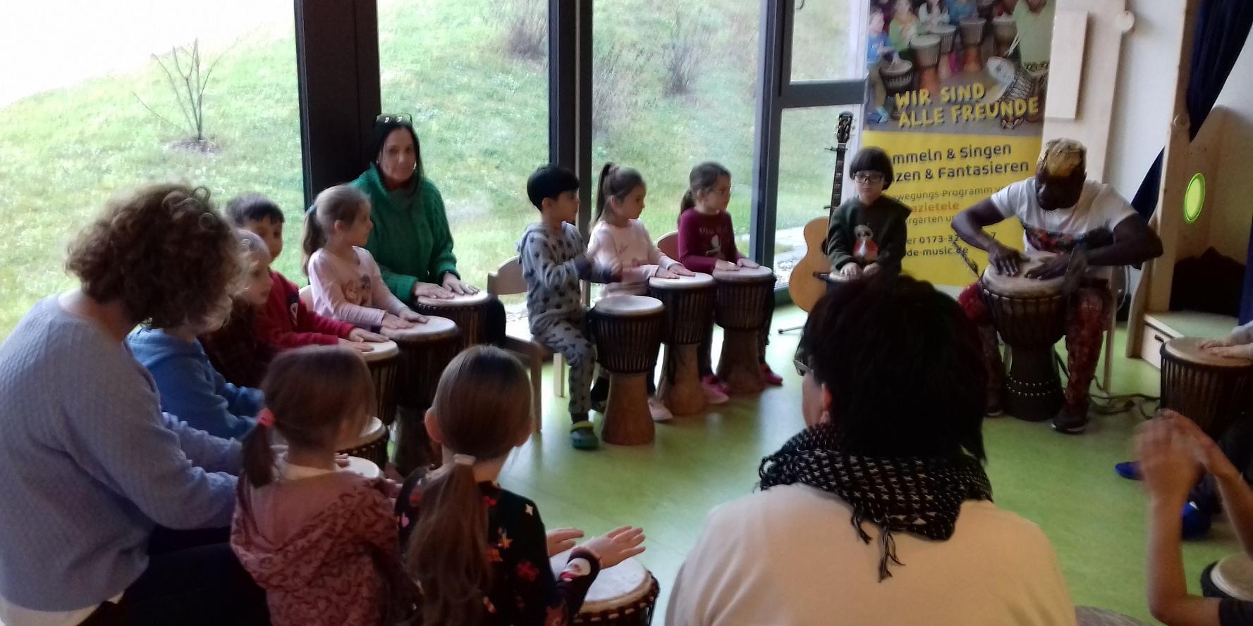 Die Kinder sangen dem Besuch ihr Kinderrechte-Lied vor (c) Katholische KiTa Saarland gGmbH Die Kinder sangen dem Besuch ihr Kinderrechte-Lied vor