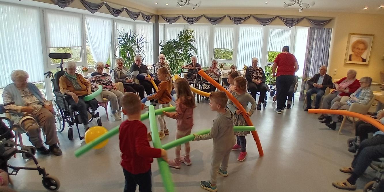 Jung und Alt haben viel Gefallen an den gemeinsamen Aktivitäten gefunden (c) Katholische KiTa gGmbH Saarland Jung und Alt haben viel Gefallen an den gemeinsamen Aktivitäten gefunden