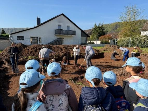 Die Kinder können bei den Ausgrabungen der Grundmauern eines Tempels entdecken
