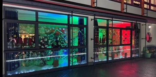 Das Adventsfenster war ein optisches Highlight und gleichzeitig ein Ort der Begegnung