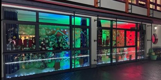 Das Adventsfenster war ein optisches Highlight und gleichzeitig ein Ort der Begegnung (c) Katholische KiTa Saarland gGmbH Das Adventsfenster war ein optisches Highlight und gleichzeitig ein Ort der Begegnung