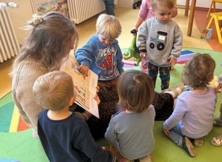 Alle Kinder lauschten begeistert den Geschichten