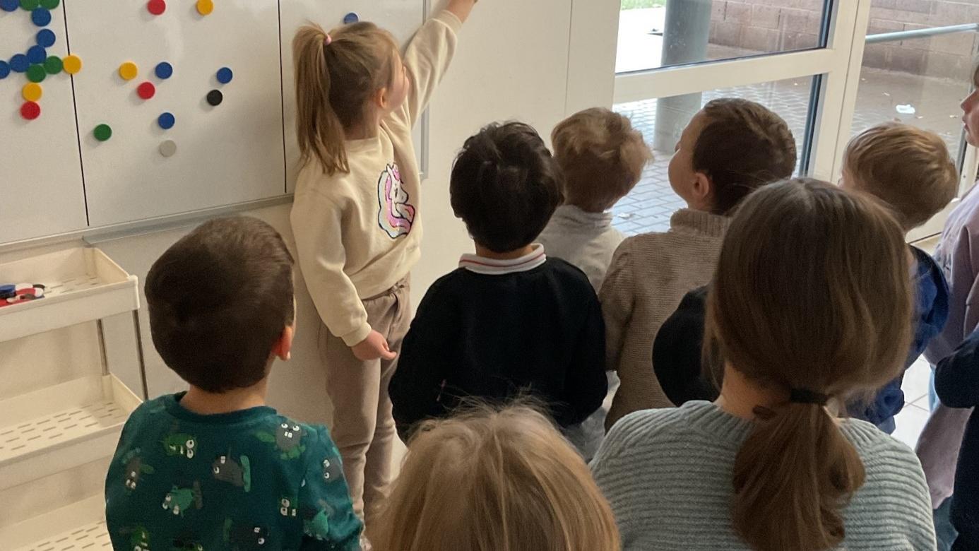 Die Kinder auf der Suche nach Geräten, die Strom verbrauchen