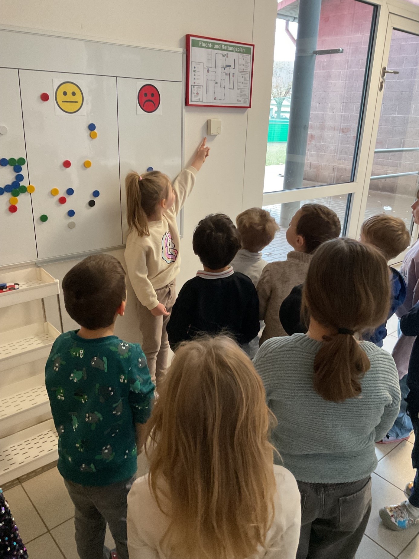 Die Kinder auf der Suche nach Geräten, die Strom verbrauchen