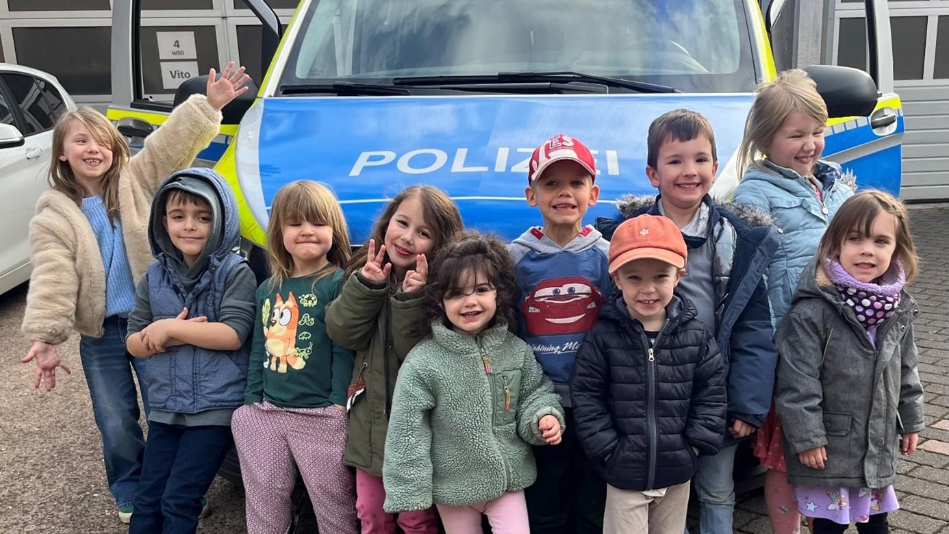 Die Kinder posierten stolz vor dem Einsatzfahrzeug