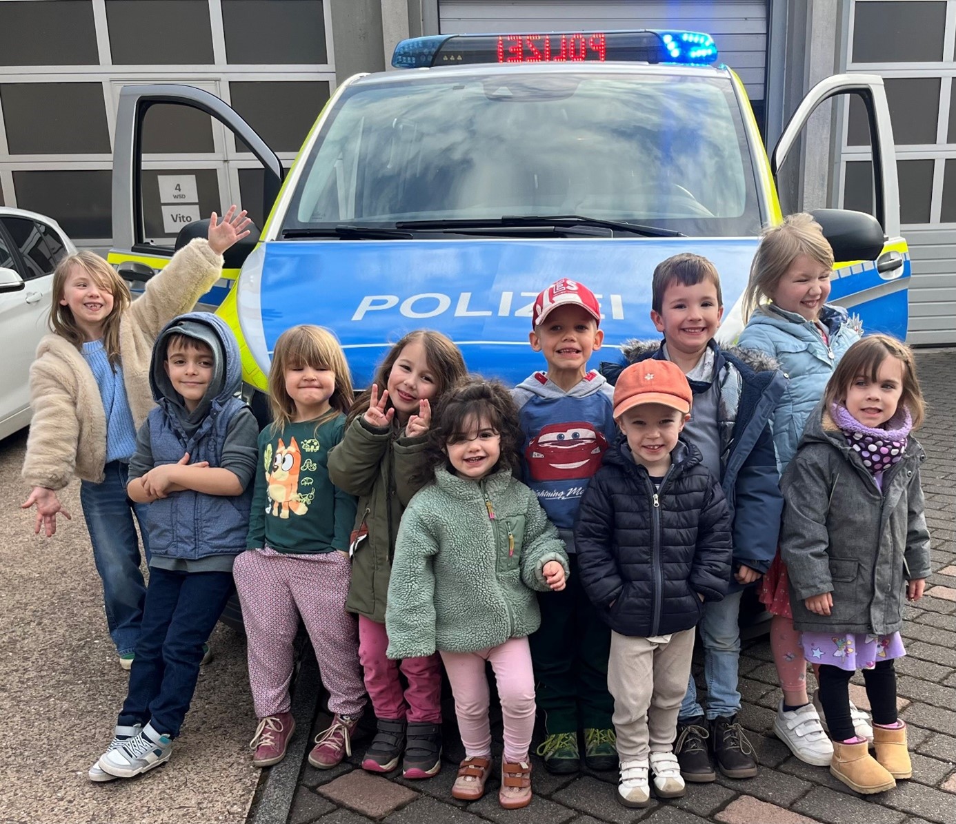 Die Kinder posierten stolz vor dem Einsatzfahrzeug