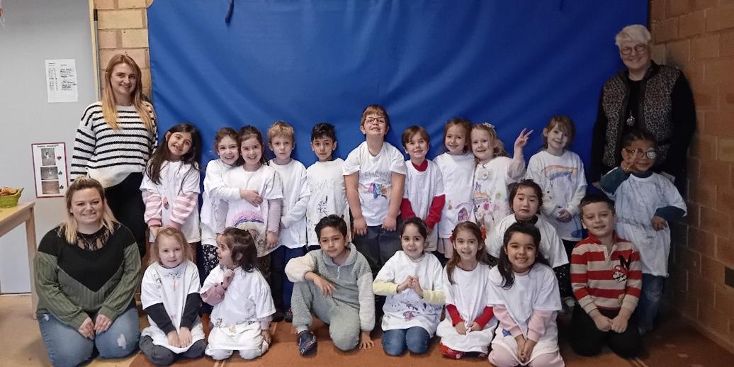 Die Kinder hatten sich mit dem Schutzschirm eine besondere Aktion ausgedacht