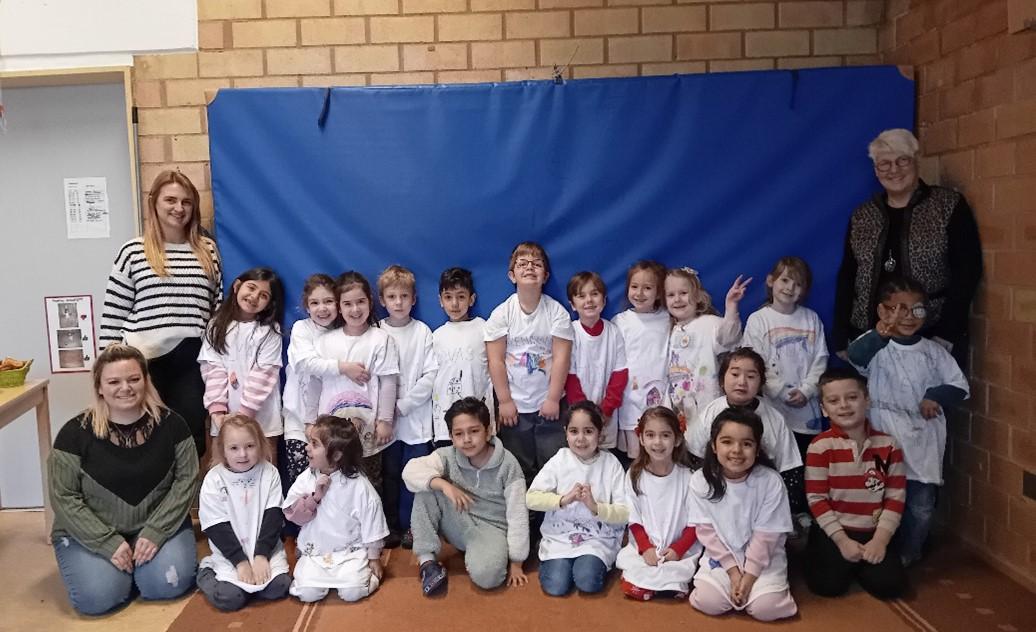 Die Kinder hatten sich mit dem Schutzschirm eine besondere Aktion ausgedacht