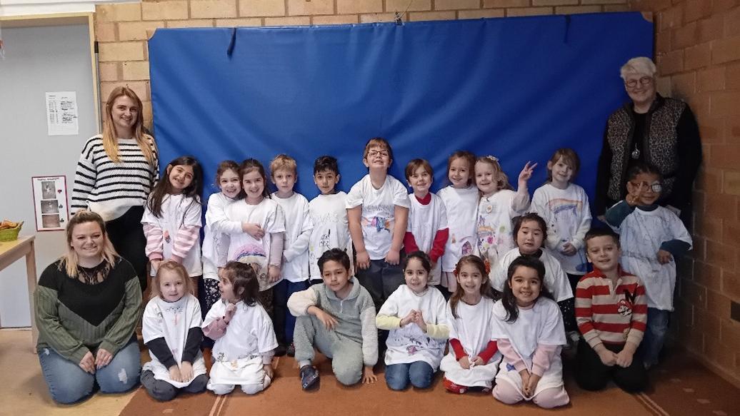 Die Kinder hatten sich mit dem Schutzschirm eine besondere Aktion ausgedacht