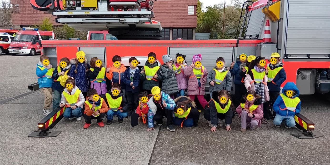 Die Kinder zeigten sich stolz vor dem großen Einsatzfahrzeug