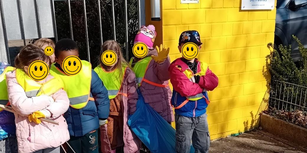 Die Kinder bei ihrer Müllsammel-Aktion