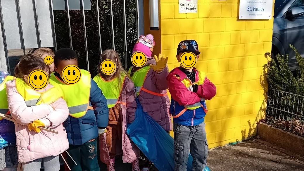Die Kinder bei ihrer Müllsammel-Aktion