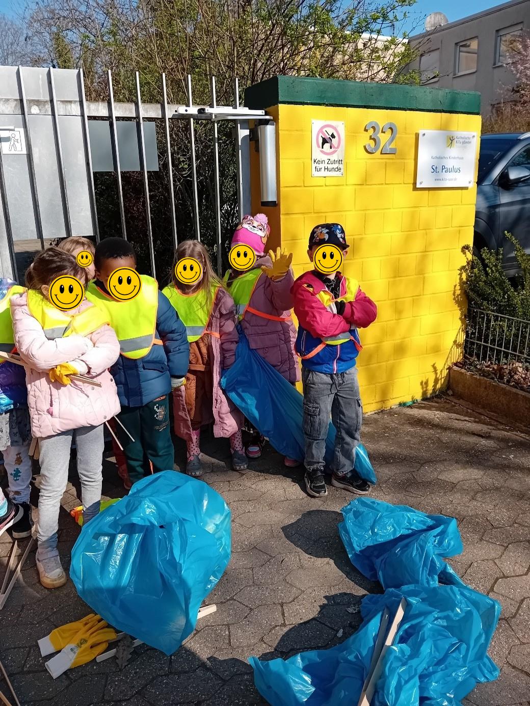 Die Kinder bei ihrer Müllsammel-Aktion