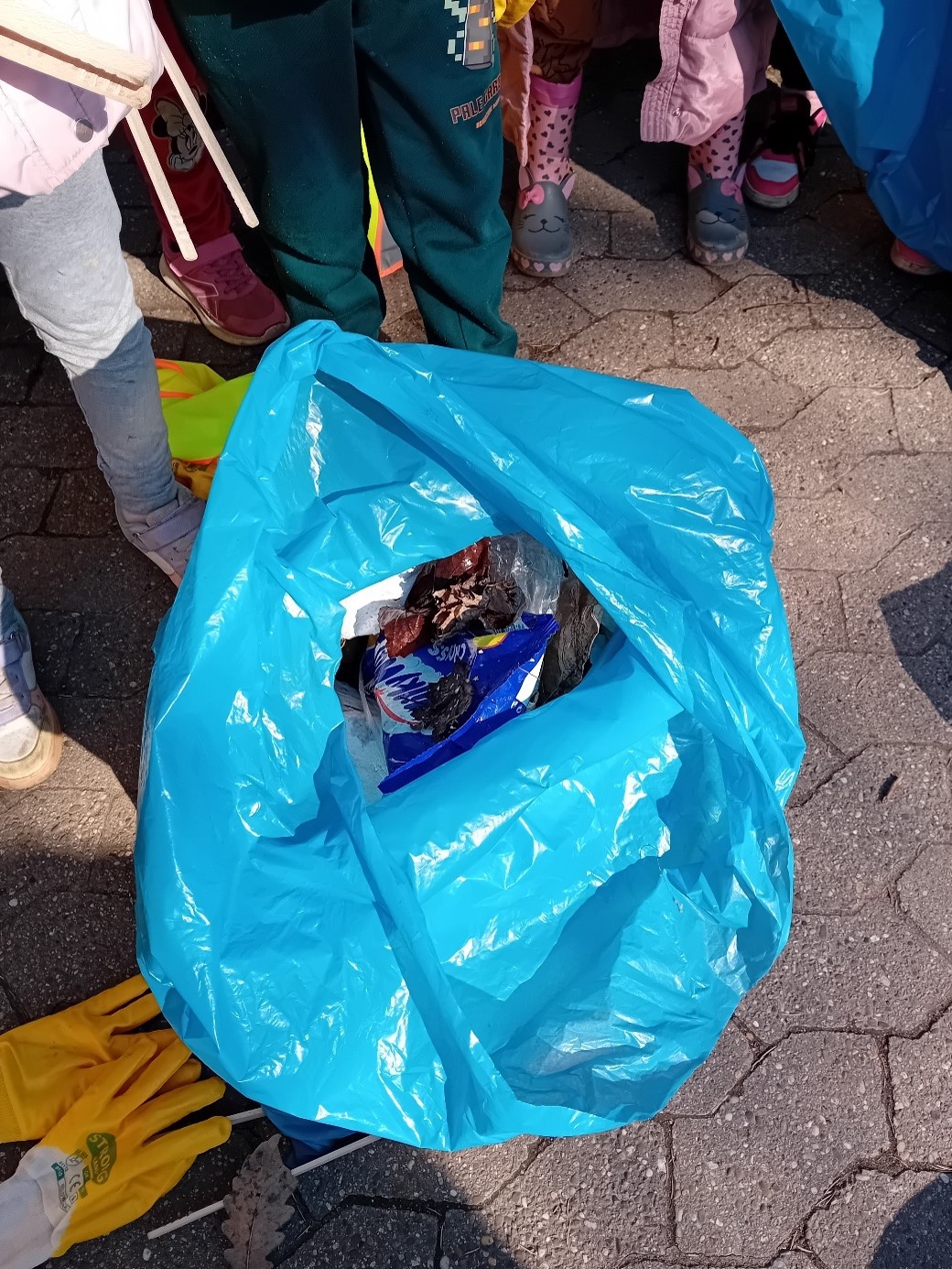 Rund um die Kita wurde jede Menge Müll gesammelt.