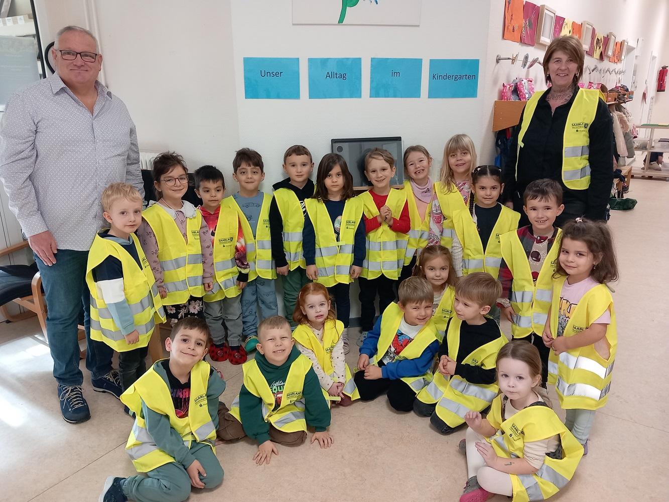 Die Kinder freuen sich auf die Ausflüge im Winter, die dank Warnwesten jetzt sicher möglich sind.