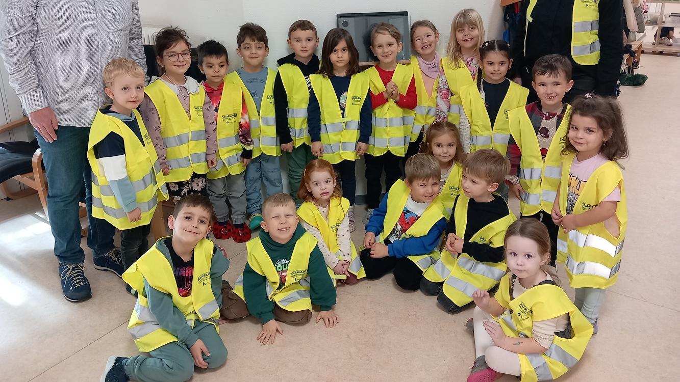 Die Kinder freuen sich auf die Ausflüge im Winter, die dank Warnwesten jetzt sicher möglich sind.