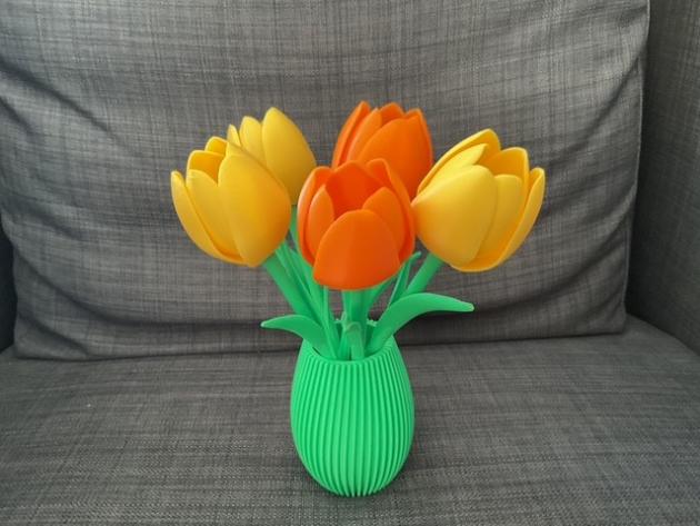 Bunte Frühlingsdeko schmück jetzt die Tische des Kinderrestaurants