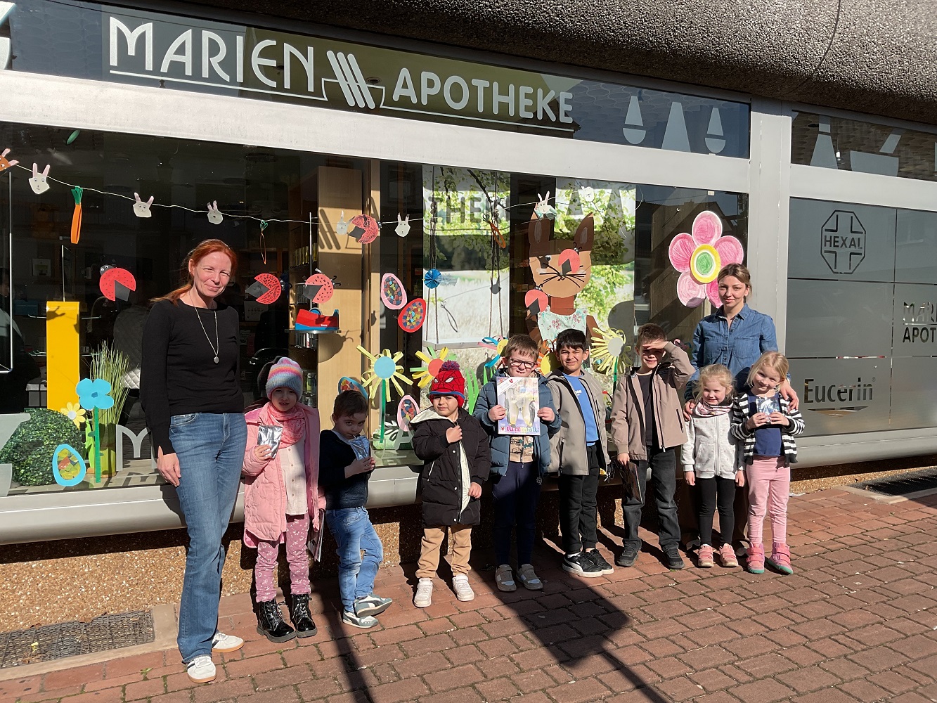 Die Kinder dekorierten vor Ort das Schaufenster der Apotheke