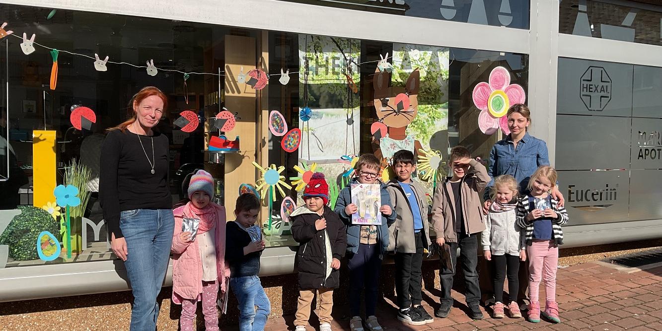 Die Kinder dekorierten vor Ort das Schaufenster der Apotheke