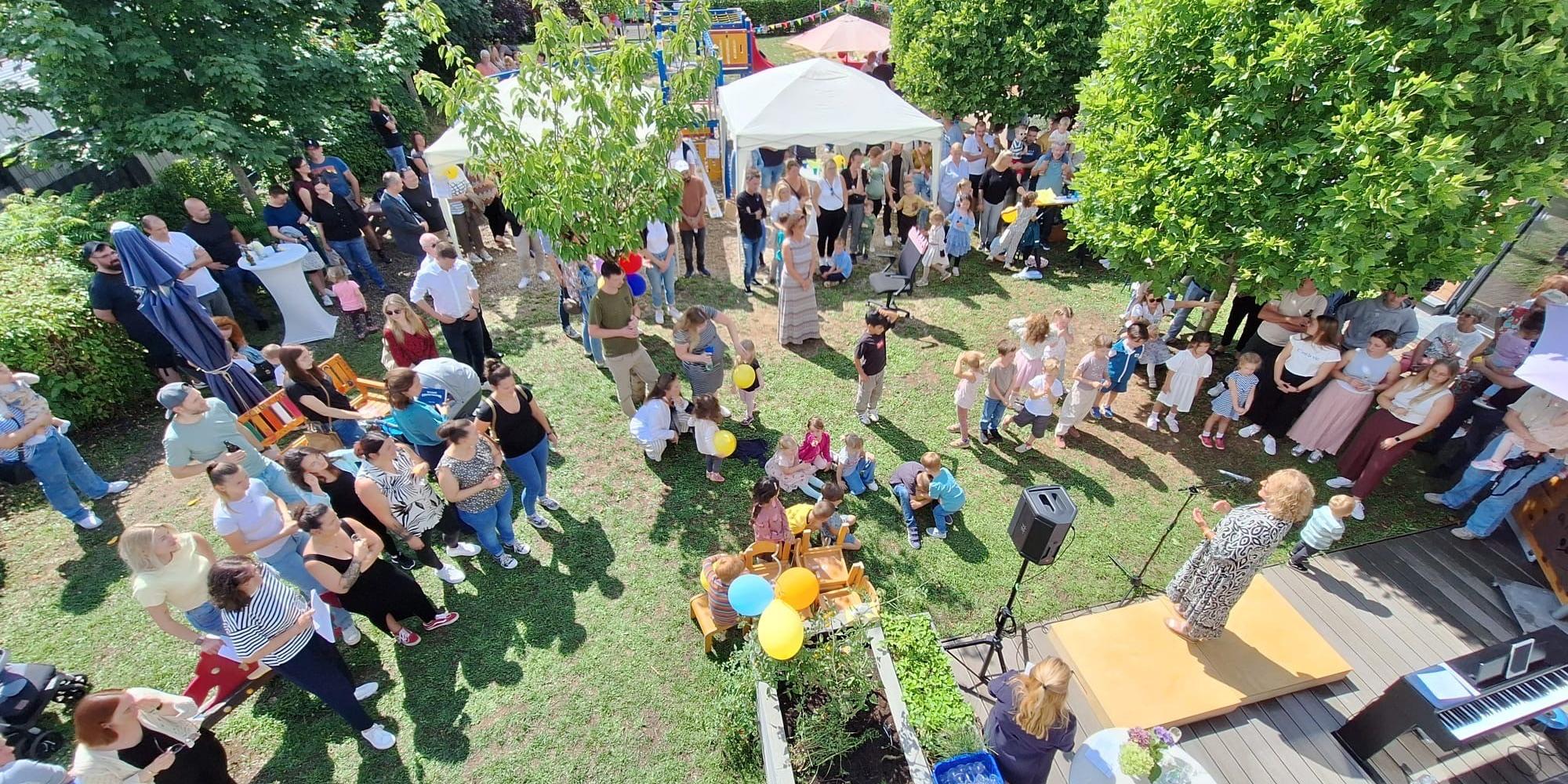 Mit einem schönen Fest wurde Frau Linxen-Grün in den Ruhestand verabschiedet (c) Katholische KiTa gGmbH Saarland Mit einem schönen Fest wurde Frau Linxen-Grün in den Ruhestand verabschiedet