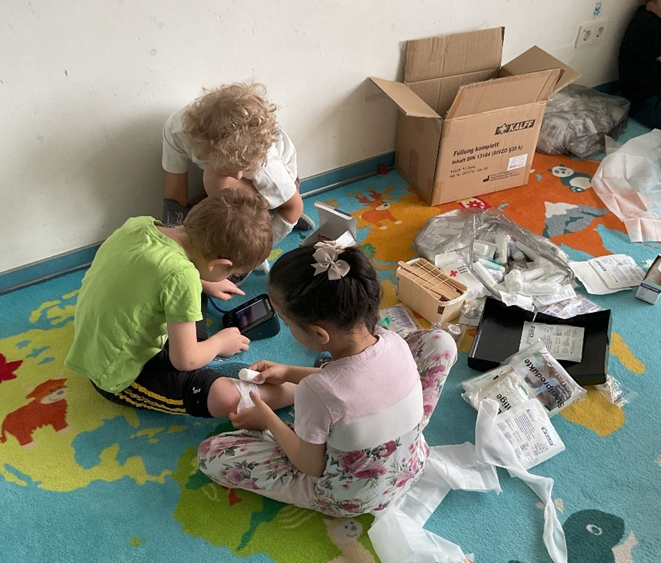 Die Kinder übten mit großer Begeisterung, Verbände anzulegen