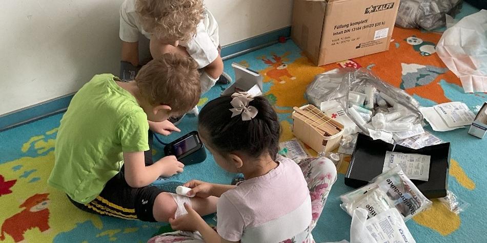 Die Kinder übten mit großer Begeisterung, Verbände anzulegen (c) Katholische KiTa gGmbH Saarland Die Kinder übten mit großer Begeisterung, Verbände anzulegen