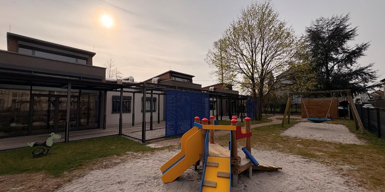 Das Außengelände der Kinderkrippe lädt zum Spielen im Freien ein