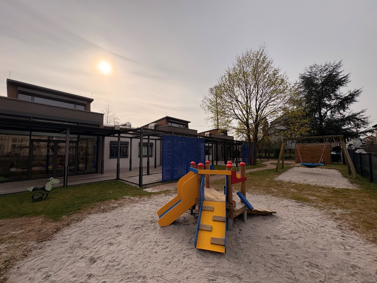 Das Außengelände der Kinderkrippe lädt zum Spielen im Freien ein