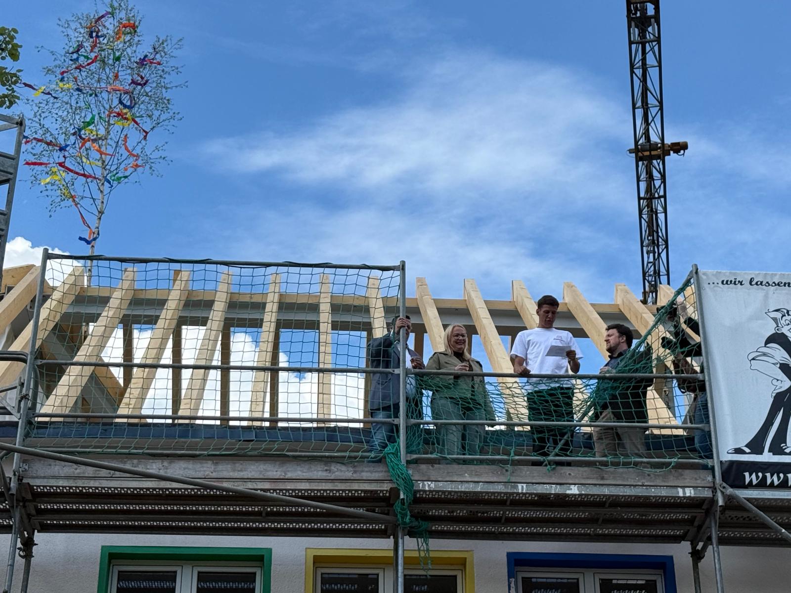 In kleinem Kreis wurde das Richtfest des Neubaus gefeiert