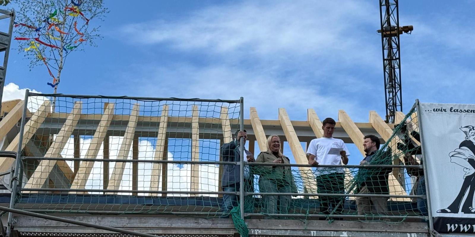 In kleinem Kreis wurde das Richtfest des Neubaus gefeiert (c) Katholische KiTa gGmbH Saarland In kleinem Kreis wurde das Richtfest des Neubaus gefeiert