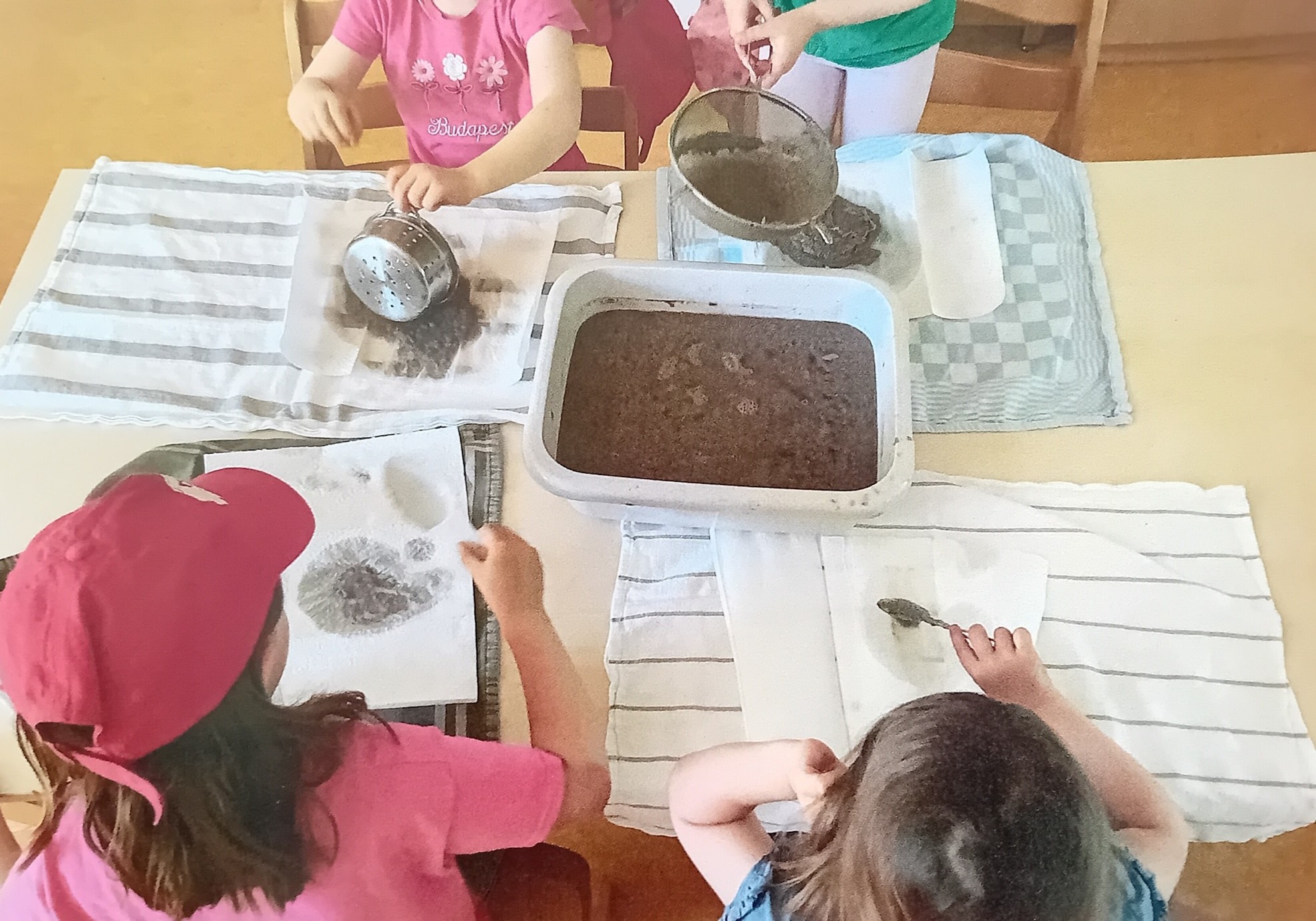 Die Kinder stellten aus alten Zeitungen neues Papier her