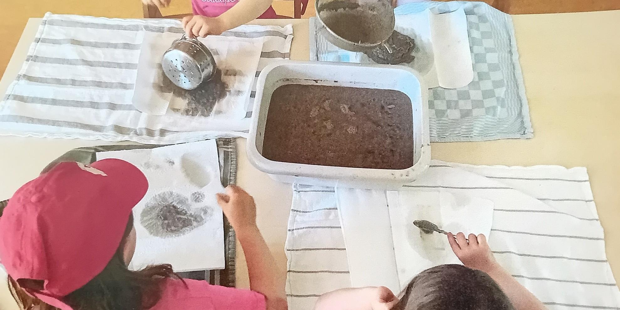 Die Kinder stellten aus alten Zeitungen neues Papier her