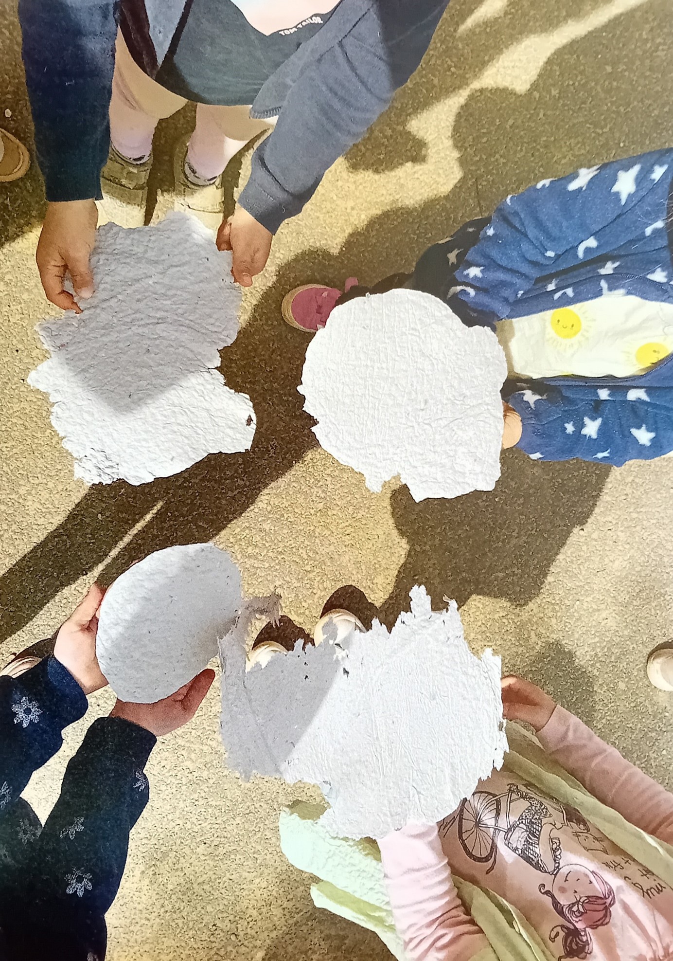 Gespannt betrachteten die Kinder die Ergebnisse ihrer Arbeit