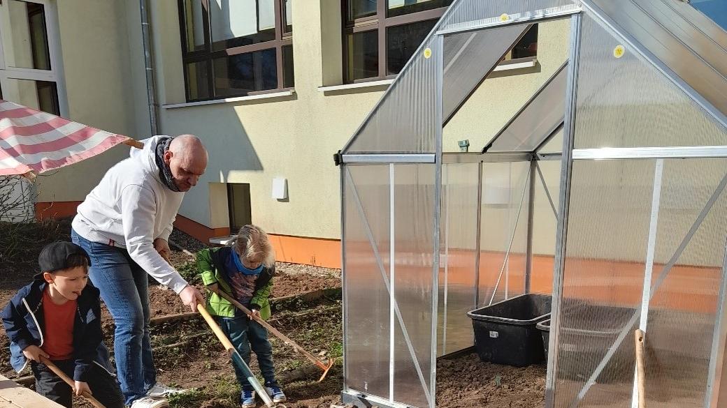 Dank der Spende des sozialen Kaufladens in Mettlach freut sich die Kita nun über ihr neues Gewächshaus