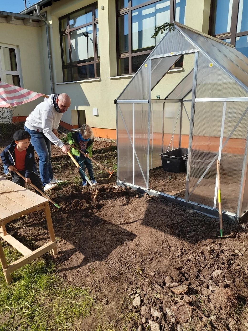 Dank der Spende des sozialen Kaufladens in Mettlach freut sich die Kita nun über ihr neues Gewächshaus