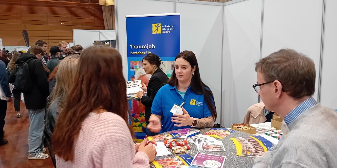 Schüler*innen erkundigten sich über die Ausbildung zum Erzieher*in