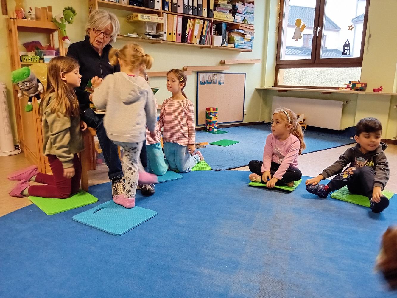 Vorlese-Oma in der kath. Kita Maria Himmelfahrt in Humes