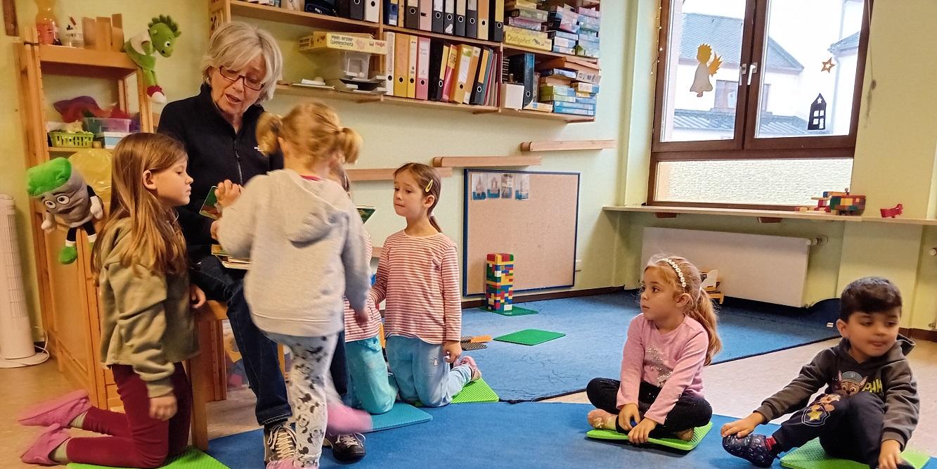 Vorlese-Oma in der kath. Kita Maria Himmelfahrt in Humes (c) Katholische KiTa gGmbH Saarland Vorlese-Oma in der kath. Kita Maria Himmelfahrt in Humes