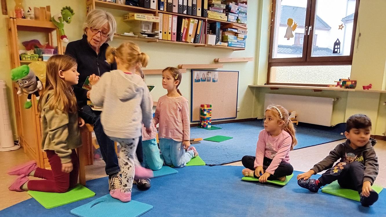 Vorlese-Oma in der kath. Kita Maria Himmelfahrt in Humes