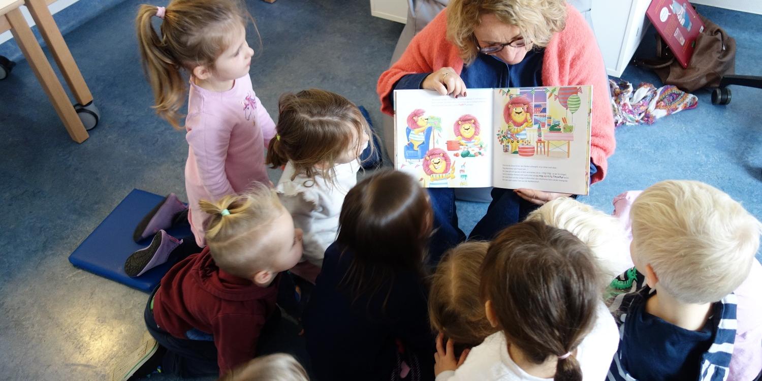 Geschäftsführerin Judith Kost las den Kindern aus 'Löwe sucht einen Freund' vor