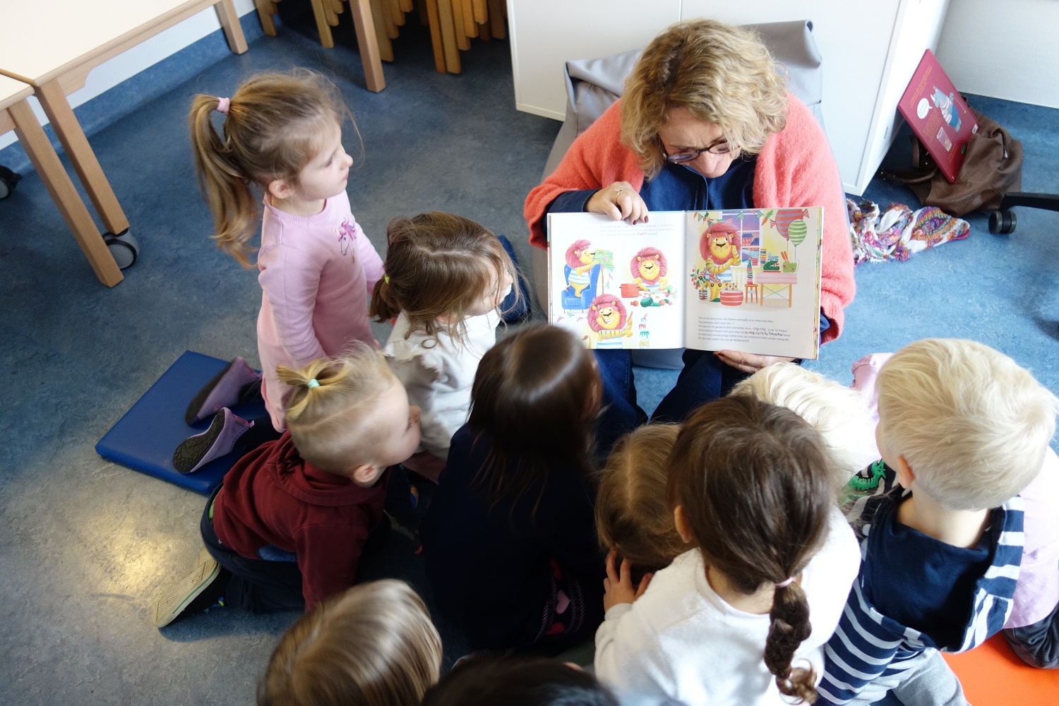 Geschäftsführerin Judith Kost las den Kindern aus 'Löwe sucht einen Freund' vor