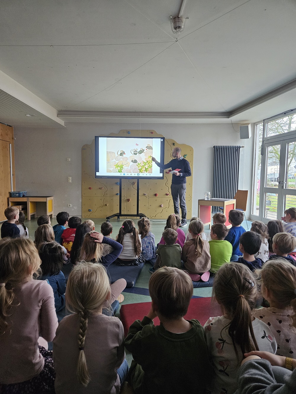 Ortsvorsteher Sebastian Zimmer las den Kinder zwei Geschichten vor (c) Katholische KiTa gGmbH Saarland Ortsvorsteher Sebastian Zimmer las den Kinder zwei Geschichten vor