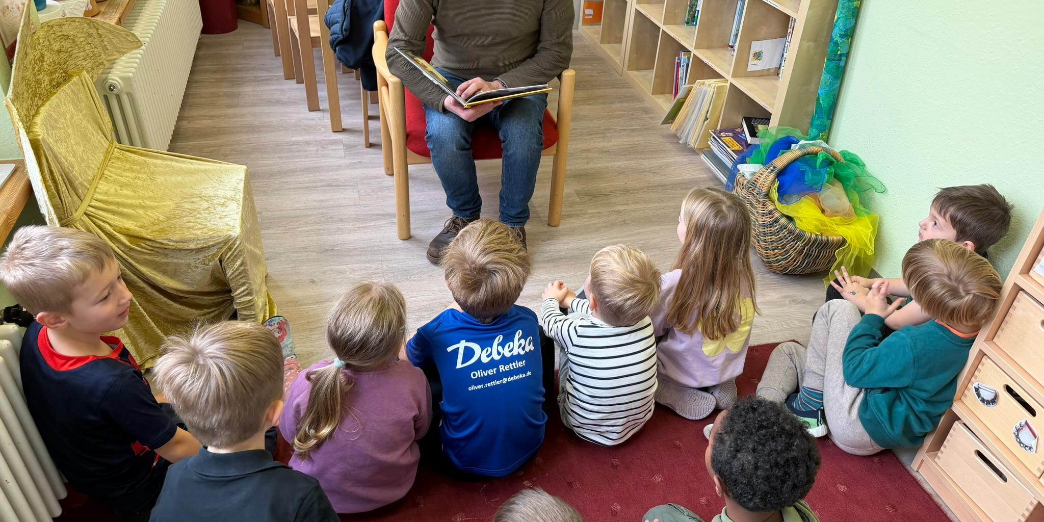 Mitarbeiter der Geschäftsstelle besuchten Kitas und lasen dort den Kindern vor