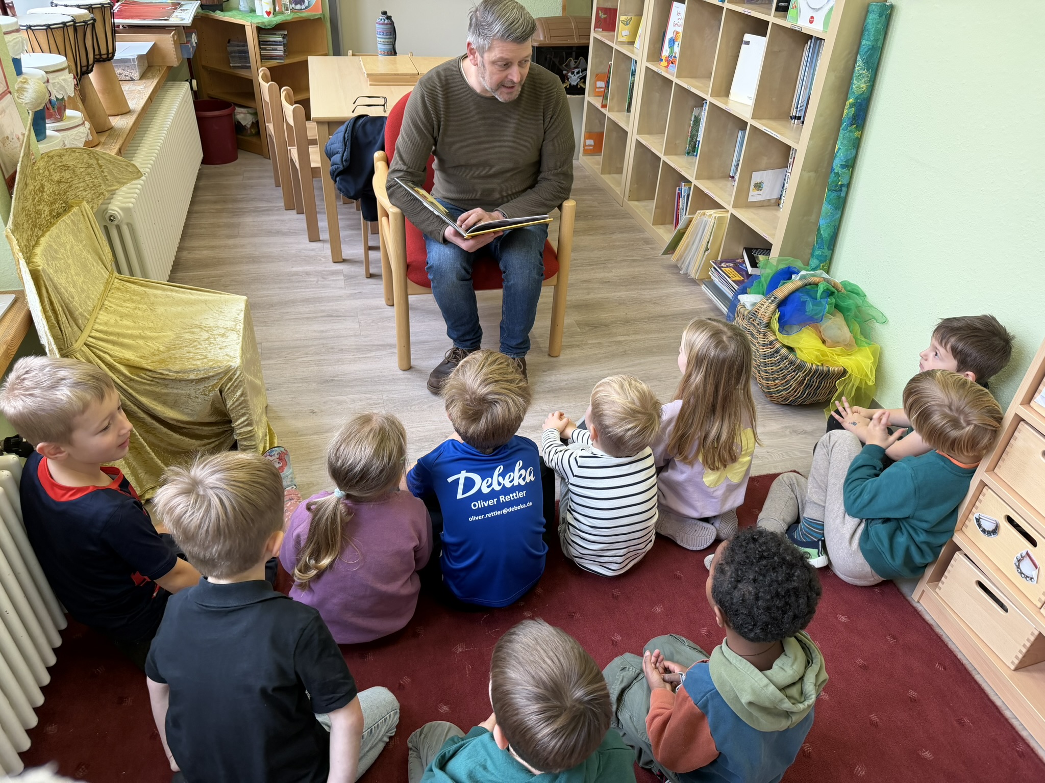 Mitarbeiter der Geschäftsstelle besuchten Kitas und lasen dort den Kindern vor