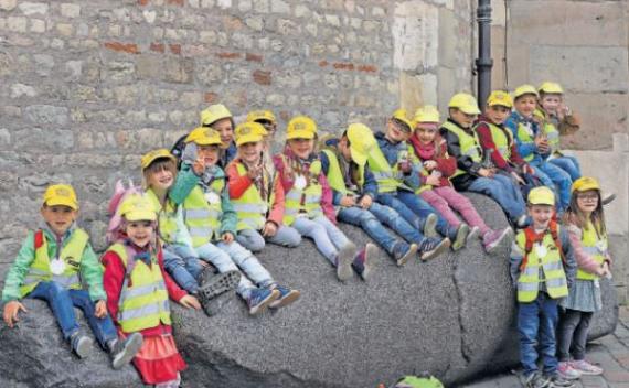 Für die Vorschulkinder der Kita St. Theresia in Wadrill, hier fotografiert am Domstein beim Haupteingang des Doms in  Trier, gab es bei den Heilig-Rock-Tagen viel zu erleben.