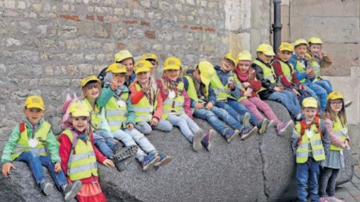 Für die Vorschulkinder der Kita St. Theresia in Wadrill, hier fotografiert am Domstein beim Haupteingang des Doms in  Trier, gab es bei den Heilig-Rock-Tagen viel zu erleben.