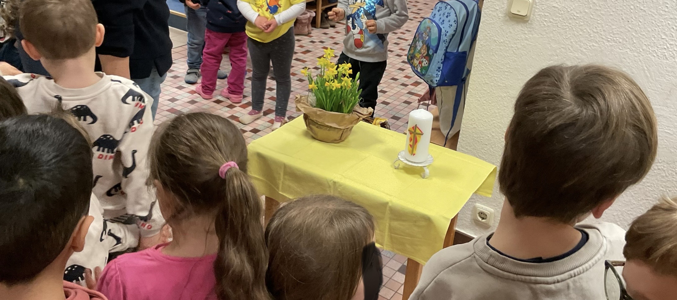 Mit einem Osterspaziergang wurde den Kindern die Ostergeschichte nähergebracht