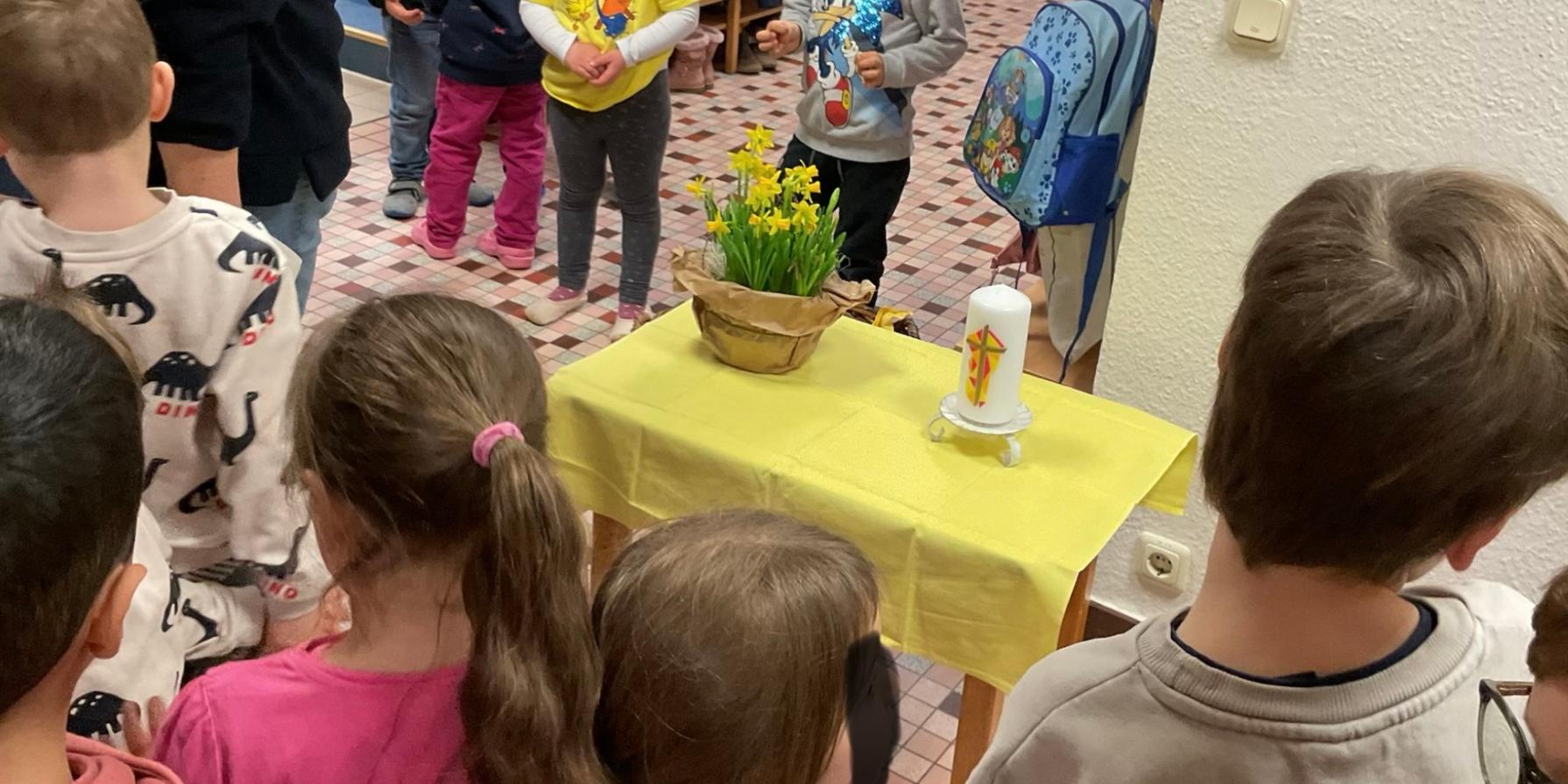 Mit einem Osterspaziergang wurde den Kindern die Ostergeschichte nähergebracht